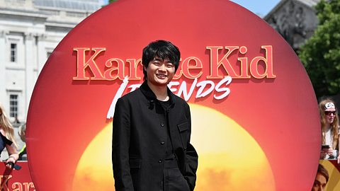 Ben Wang auf dem „Karate Kid: Legends“-Photocall auf dem Trafalgar Square am 20. Mai 2025 in London. Wang trägt einen schwarzen Anzug und lächelt in die Kamera. - Foto: Stuart C. Wilson/Getty Images für Sony Pictures