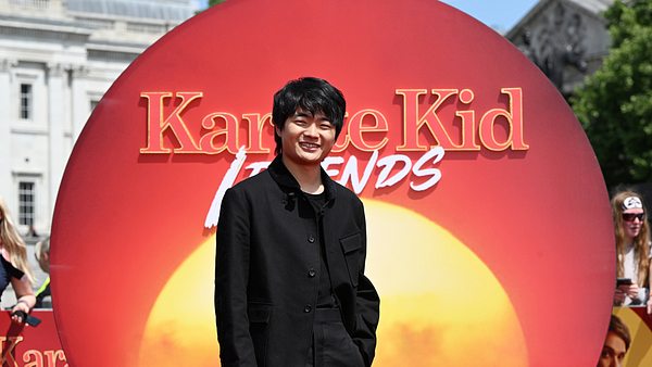 Ben Wang auf dem „Karate Kid: Legends“-Photocall auf dem Trafalgar Square am 20. Mai 2025 in London. Wang trägt einen schwarzen Anzug und lächelt in die Kamera. - Foto: Stuart C. Wilson/Getty Images für Sony Pictures