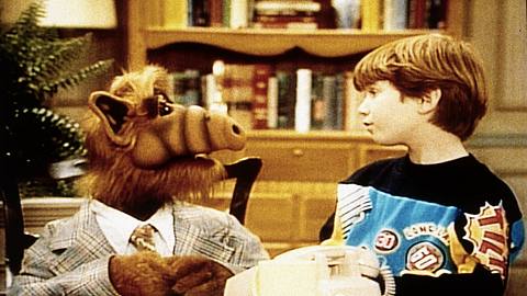 Alf und Benji Gregory als Brian Tanner unterhalten sich - Foto: MAGO / United Archives