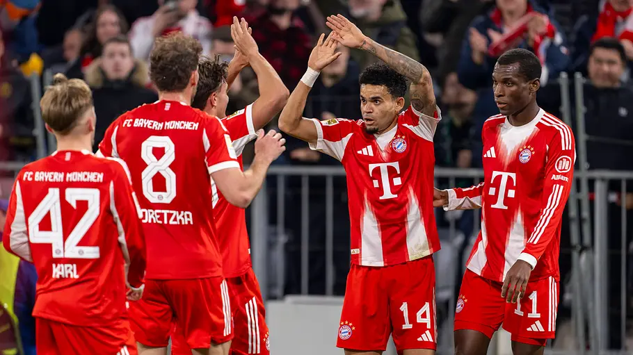 bergamo-bayern-cl-achtelfinale-tvmovie-prime-video Lennart Karl, Leon Goretzka, Tom Bischof, Luis Diaz und Nicholas Jackson (v.l.) feiern ein Tor des FC Bayern gegen Gladbach.