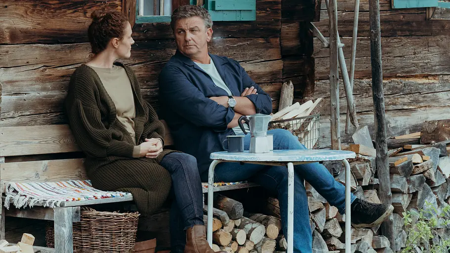 Caro und Martin sitzen draußen und reden.