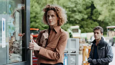 Caro Pflüger schaut ernst in die Ferne. - Foto: ZDF/Sabine Finger Fotografie Caro Pflüger schaut ernst in die Ferne. - Foto: ZDF/Sabine Finger Fotografie