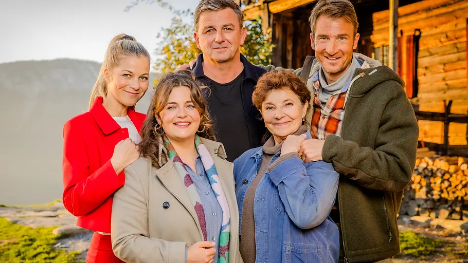 Cast von Der Bergdoktor Cast von Der Bergdoktor lächelt in die Kamera