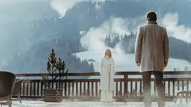 Martin steht Franziska vor einem Bergpanorama gegenüber. - Foto: ZDF / Sabine Finger