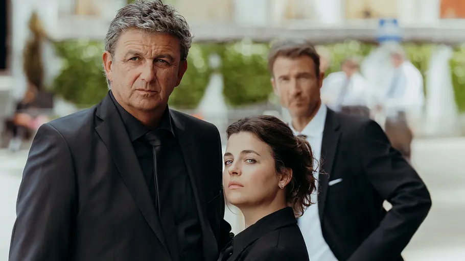 Martin und Lilli schauen ernst, im Hintergrund ist Hans.