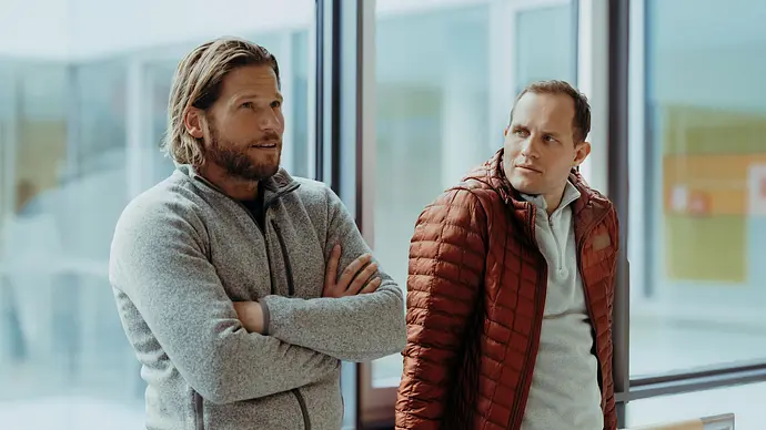 Markus mit verschränkten Armen, während Jan ihn anblickt. - Foto: ZDF/Sabine Finger Fotografie