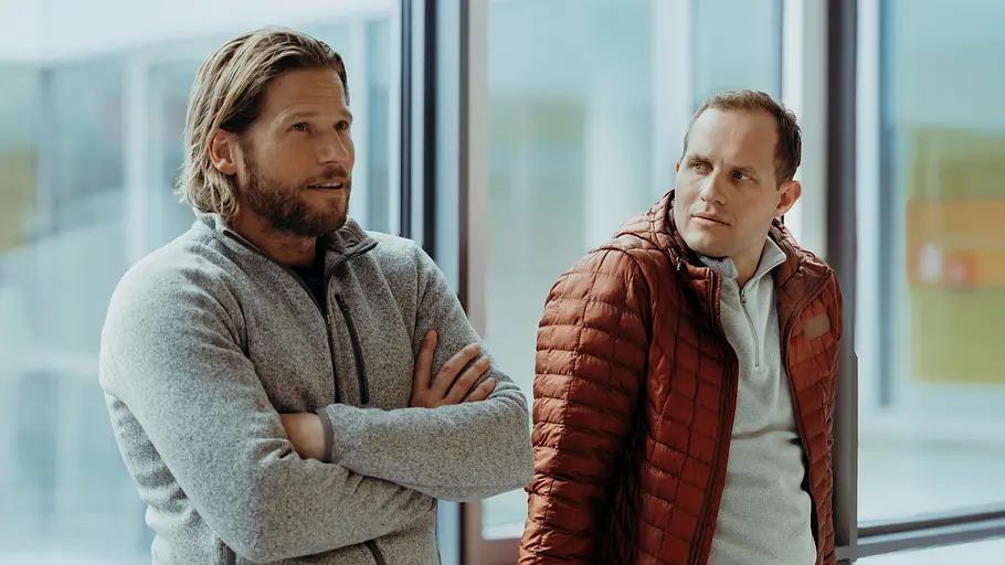 Markus versöhnt sich vorerst mit seinem Bruder. Markus mit verschränkten Armen, während Jan ihn anblickt.