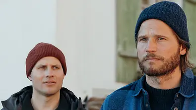 Jan schaut Markus ernst an, der in die Ferne blickt. - Foto: ZDF und Sabine Finger Fotografie