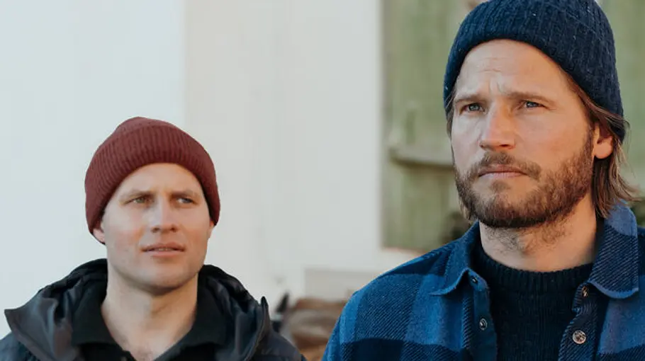 Jan schaut Markus ernst an, der in die Ferne blickt.