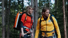 Die Bergretter Markus (Sebastian Ströbel) und Katharina (Luise Bähr) stehen nebeneinander und blicken fragend auf etwas außerhalb des Bildausschnitts. - Foto: ZDF/Sabine Finger Fotografie Die Bergretter Markus (Sebastian Ströbel) und Katharina (Luise Bähr) stehen nebeneinander und blicken fragend auf etwas außerhalb des Bildausschnitts. - Foto: ZDF/Sabine Finger Fotografie