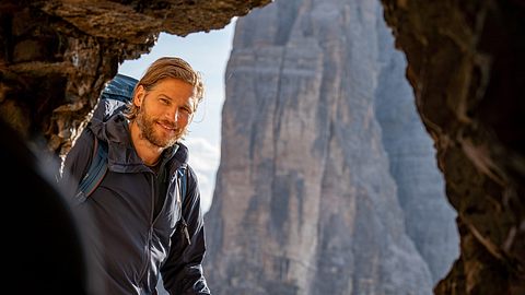 Sebastian Ströbel lächelt in „Die Bergretter“ in die Kamera. - Foto: ZDF / Thomas Maerz