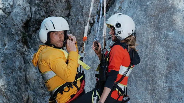 Markus in Gelb und Katharina in Rot hängen mit weißen Helmen und Klettergurten an Seilen vor einer Felswand. - Foto: ZDF/Sabine Finger Fotografie Markus in Gelb und Katharina in Rot hängen mit weißen Helmen und Klettergurten an Seilen vor einer Felswand. - Foto: ZDF/Sabine Finger Fotografie
