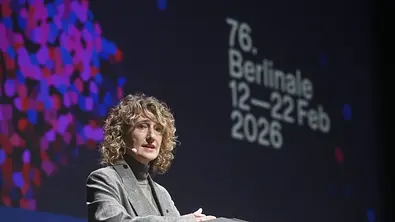 Tricia Tuttle steht an einem Podium. Hinter ihr ist ein  - Foto:  IMAGO / Anadolu Agency