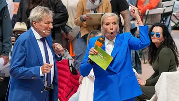 Bernhard Brink und Andrea (Kiwi) Kiewel im ZDF-fernsehgarten. - Foto: IMAGO / BOBO Bernhard Brink und Andrea (Kiwi) Kiewel im ZDF-fernsehgarten. - Foto: IMAGO / BOBO