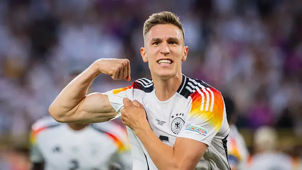 Nico Schlotterbeck zeigt seine Muskeln nach einem Tor bei der EM 2024. - Foto: IMAGO / Moritz Müller