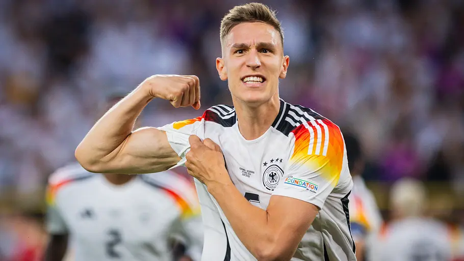Beschert uns Nico Schlotterbeck bei der WM 2026 wieder wichtige Tore? Nico Schlotterbeck zeigt seine Muskeln nach einem Tor bei der EM 2024.