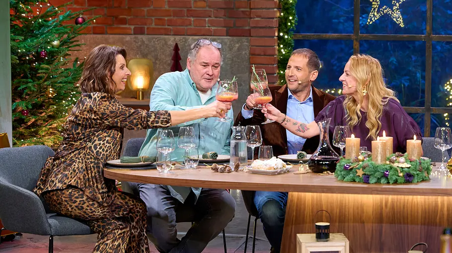 Der Bares für Rares-Weihnachtsabend - mit Horst Lichter und Freunden: Wendela Horz, Walter Lehnertz, Julian Schmitz-Avila und Annika Raßbach sitzen an einer festlich gedeckten Tafel und prosten einander zu.