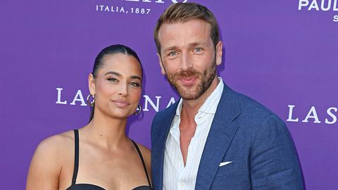 Amira und Christan schauen lächelnd in die Kamera! - Foto: Imago/Breuel-Bild