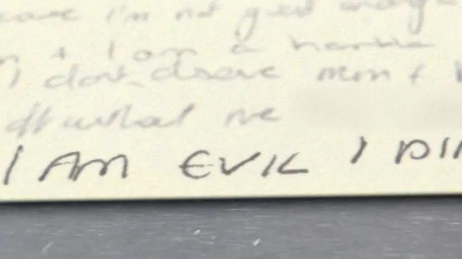 Ein Notizzettel, darauf die Worte „I AM EVIL I DID THIS“.