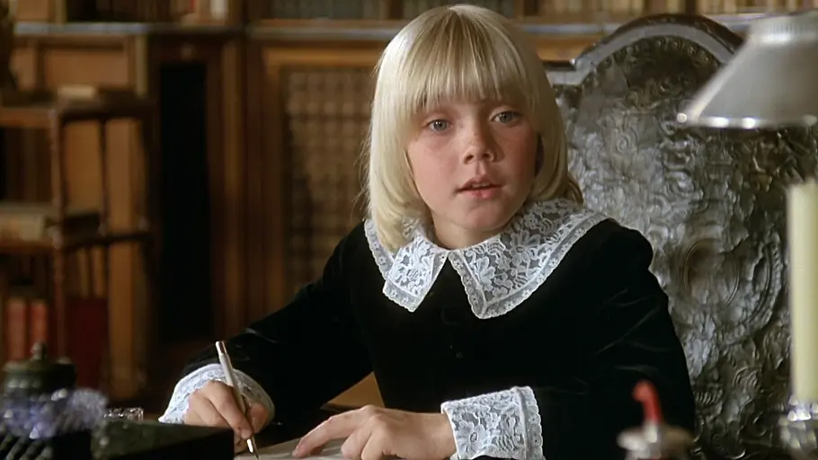 Der kleine Lord sitzt am Tisch und schreibt einen Brief