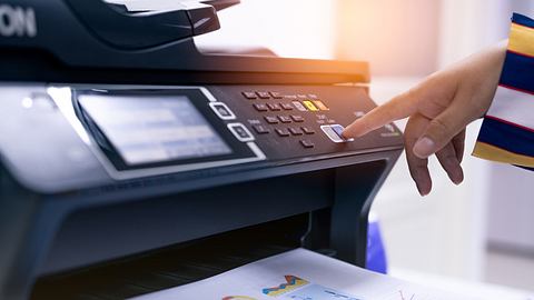Display und Tastenfeld eines Druckers bei Gegenlicht. Kaum zu glauben: Aber der Drucker druckt einwandfrei auch in Farbe. - Foto: iStock / Fahroni 