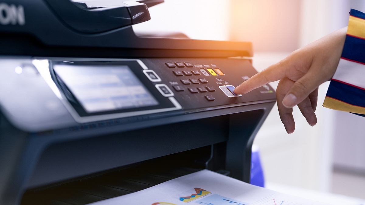 Bester Drucker bei Stiftung Warentest Display und Tastenfeld eines Druckers bei Gegenlicht. Kaum zu glauben: Aber der Drucker druckt einwandfrei auch in Farbe.