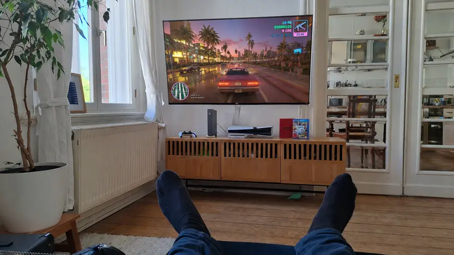 Bester TV für GTA 6 Fernseher mit ki-generierter GTA-6-Spielszene in einem Wohnzimmer samt Playstation 5 Pro, PS5-Games