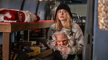 Frau hat Maske in der Hand und sitzt im Auto - Foto: Netflix