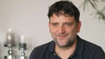 Jörg schaut lächelnd in die Kamera - Foto: Screenshot/ RTL+