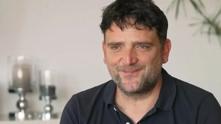 Betrug bei „Das perfekte Dinner“? Plötzlich taucht bei Jörg eine Kochjacke auf Jörg schaut lächelnd in die Kamera