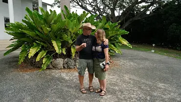 Konny und Manu Reimann stehen vor ihrem neuen Haus auf Barbados und schauen sich zufrieden an. - Foto: Joyn Konny und Manu Reimann stehen vor ihrem neuen Haus auf Barbados und schauen sich zufrieden an. - Foto: Joyn