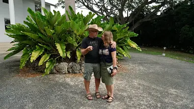Konny und Manu Reimann stehen vor ihrem neuen Haus auf Barbados und schauen sich zufrieden an.  - Foto: Joyn