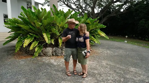 Konny und Manu Reimann stehen vor ihrem neuen Haus auf Barbados und schauen sich zufrieden an. - Foto: Joyn Konny und Manu Reimann stehen vor ihrem neuen Haus auf Barbados und schauen sich zufrieden an. - Foto: Joyn