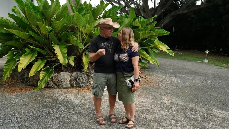 Betrug um neues Reimann-Haus auf Barbados Konny und Manu Reimann stehen vor ihrem neuen Haus auf Barbados und schauen sich zufrieden an.