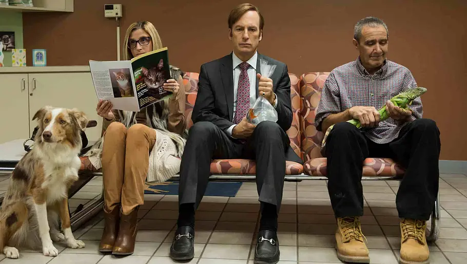 In „Better Call Saul“ sitzt Jimmy mit einem Goldfisch in der Tüte neben weiteren Wartenden beim Tierarzt.