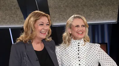 Bettina Tietjen und Barbara Schöneberger führen durch die Sendung. - Foto: IMAGO / BREUEL-BILD Bettina Tietjen und Barbara Schöneberger führen durch die Sendung. - Foto: IMAGO / BREUEL-BILD