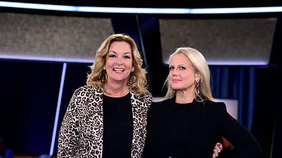 Bettina Tietjen (l.) und Barbara Schöneberger (r.) moderieren gemeinsam die NDR Talk Show - Foto: IMAGO / APress