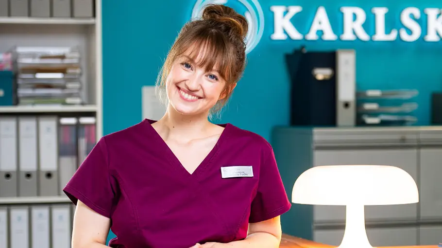 Bettys Diagnose Man sieht Antonia Jungwirth als Betty in den Räumlichkeiten der Karlsklinik.