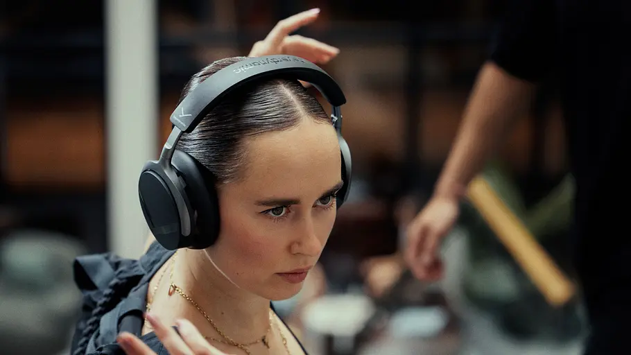 Frau mit beyerdynamic Aventho Y Frau mit beyerdynamic Aventho Y