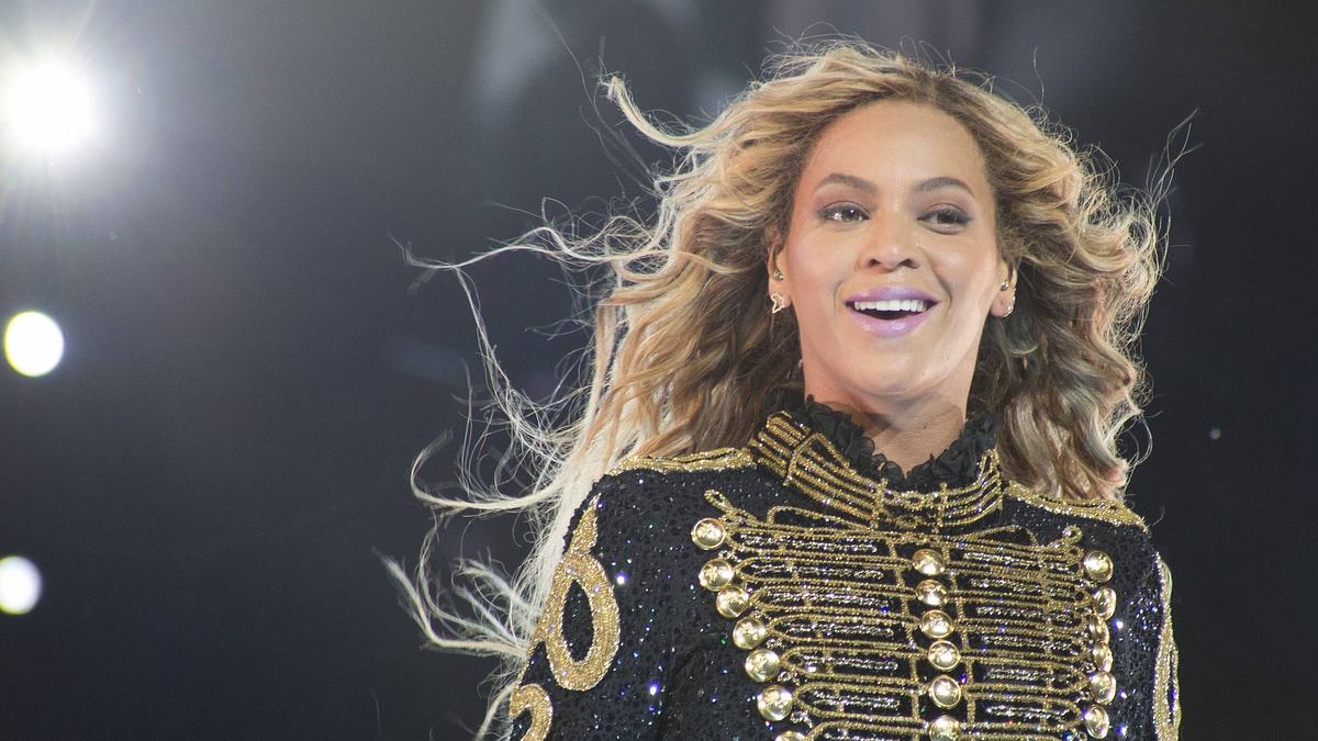 Beyonce Beyonce performt lächelnd auf der Bühne