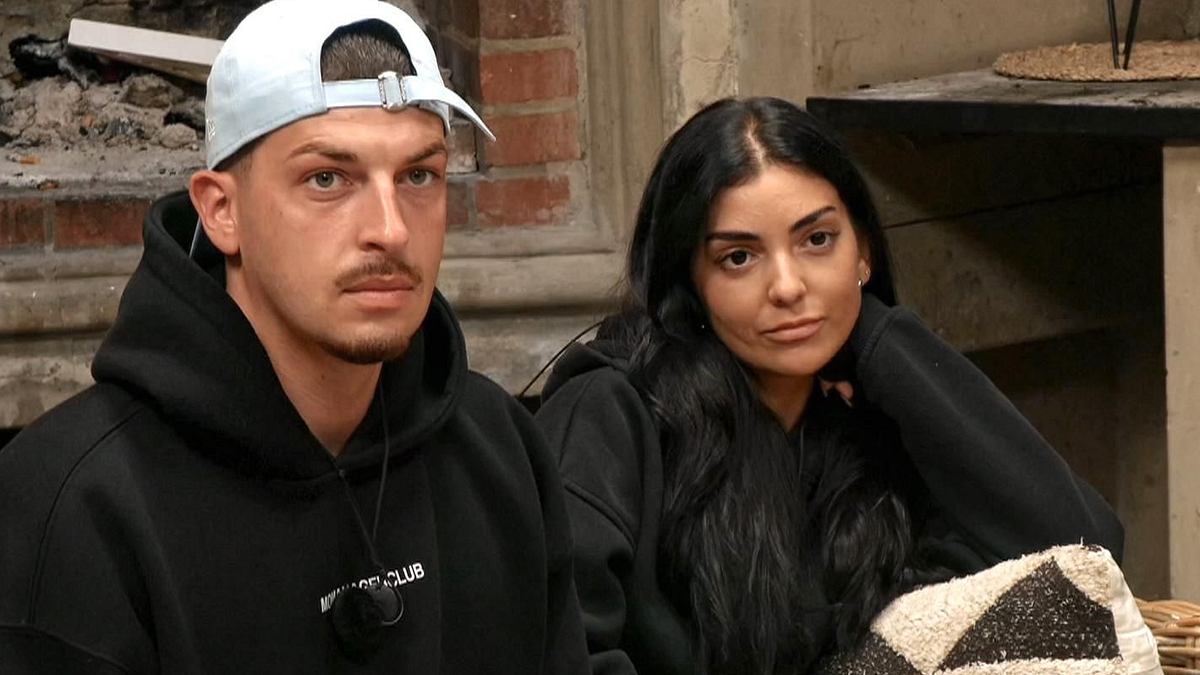 Nico und Jenni Nico und Jenni schauen bei Prominent getrennt jemanden an, der nicht im Bild ist