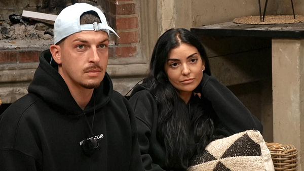 Nico und Jenni schauen bei Prominent getrennt jemanden an, der nicht im Bild ist - Foto: RTL