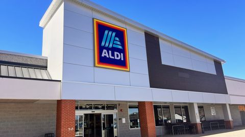 Der Eingangsbereich eines Aldi-Supermarktes. - Foto: iStock/ bgwalker