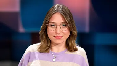 Bianca Heinicke trägt eine Brille und offene Haare und schaut in die Kamera. - Foto: IMAGO / Panama Pictures