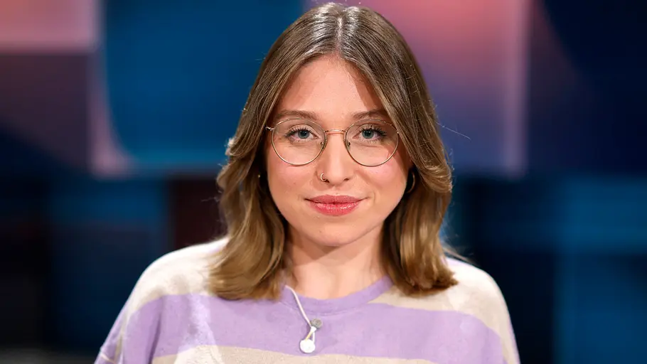 Bianca Heinicke Bianca Heinicke trägt eine Brille und offene Haare und schaut in die Kamera.