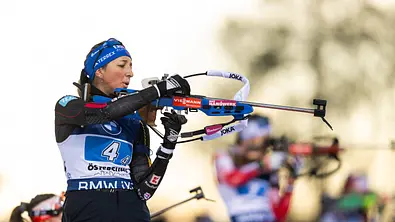 Biathletin Franziska Preuss muss während einer Wettbewerbs ihr Gewehr nachladen. - Foto: IMAGO / Bildbyran