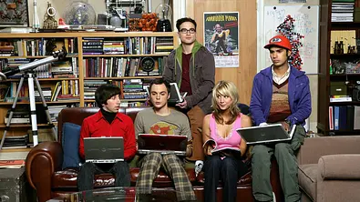 Der Big Bang Theory-Cast sitzt auf dem berühmten Set-Sofa. - Foto: IMAGO / Allstar