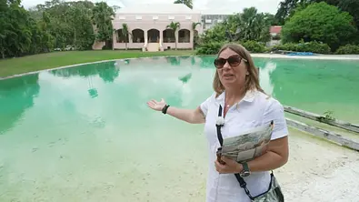 Manu Reimann steht vorm Pool des 400 Jahre alten Plantagenhauses, dass sie eigentlich mit Konny auf Barbados kaufen wollte.  - Foto: Kabel Eins