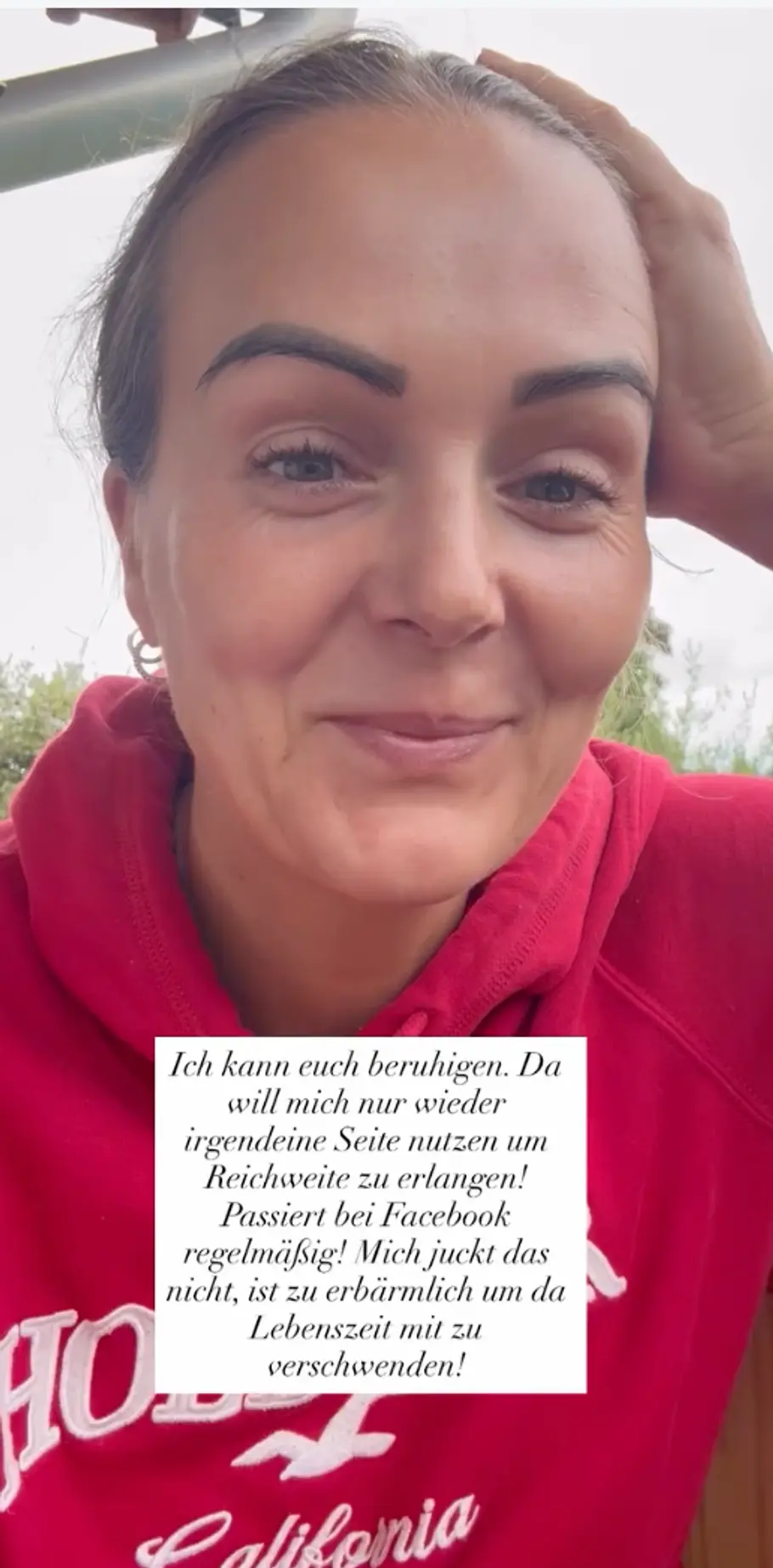 Stefanie Hausen schaut mit einem amüsierten, aber auch etwas fassungslosen Blick in die Kamera. Sie trägt einen rot-pinken Hoodie. 