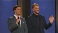 Die beiden Bachelors Tim und Sebastian stehen in Anzügen nebeneinander und winken. - Foto: Screenshot: RTL+ / Die Bachelors Die beiden Bachelors Tim und Sebastian stehen in Anzügen nebeneinander und winken. - Foto: Screenshot: RTL+ / Die Bachelors